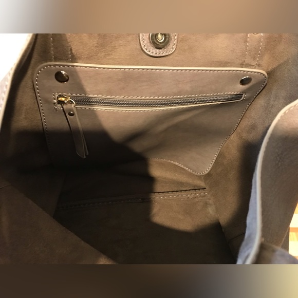 A large leather-like tote - Picture 3 of 8